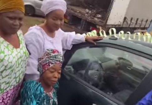 Days after publicly begging for a car, veteran actress, Margaret Olayinka aka Iya Gbonkan, gets a car gift from one of her fans (video)