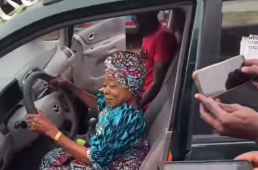 Days after publicly begging for a car, veteran actress, Margaret Olayinka aka Iya Gbonkan, gets a car gift from one of her fans (video)