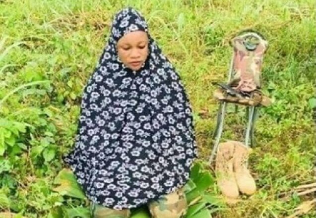 Viral Photo of Nigerian Female Soldier Praying With Her Rifle before Battlefield