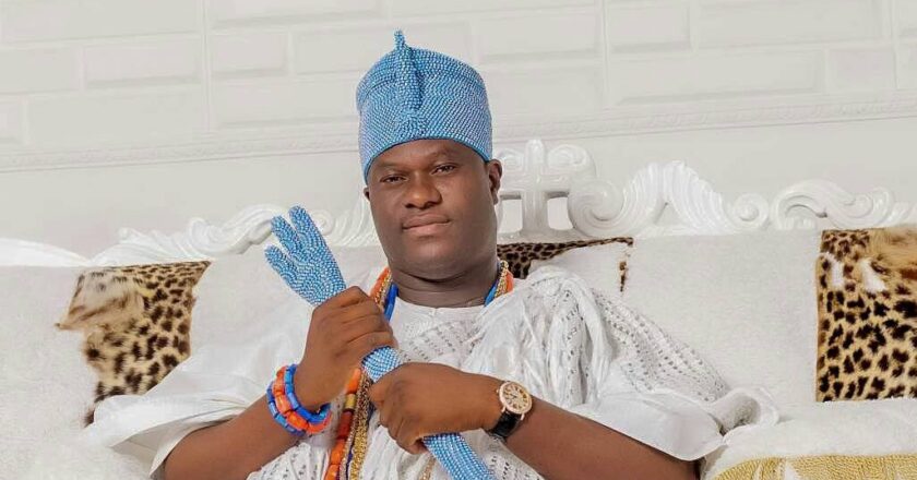 Controversy As Ooni of Ife shakes hands with Adeleke at event