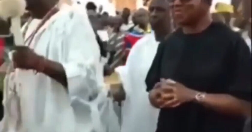 "Okwute! Obi!" Youths hail Peter Obi as he visits Ile Ife to pay homage to Ooni of Ife (video)