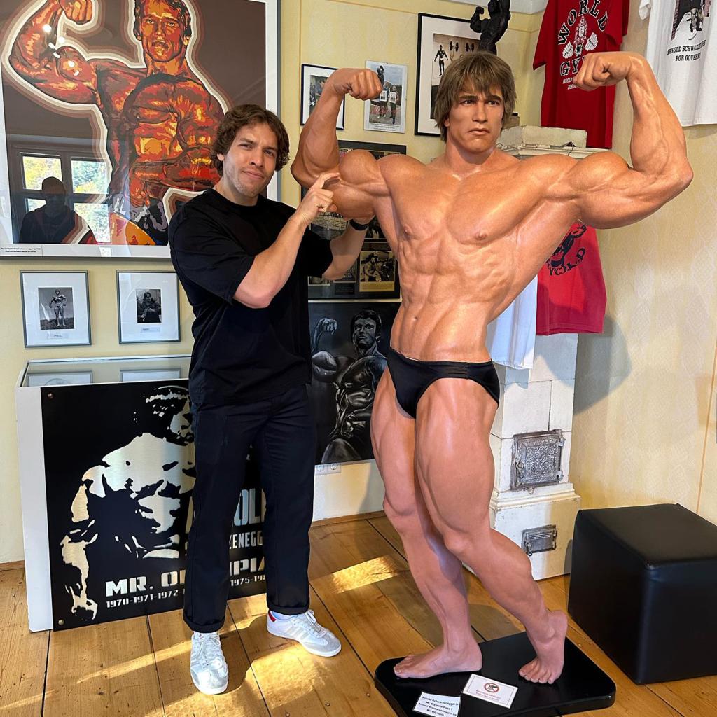 Despite Arnold Schwarzenegger and Frank Zane Perfecting This Pose, IFBB Pro  Coach Ridicules the Idea of Modern Bodybuilders Doing It - EssentiallySports
