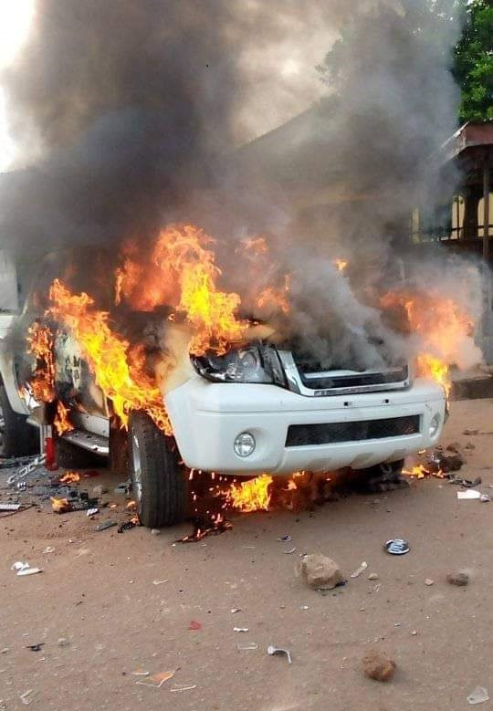 Police station, customary court, DPO residence burnt down by angry youths after a young man was allegedly killed by a policeman in Abia (photos/videos)