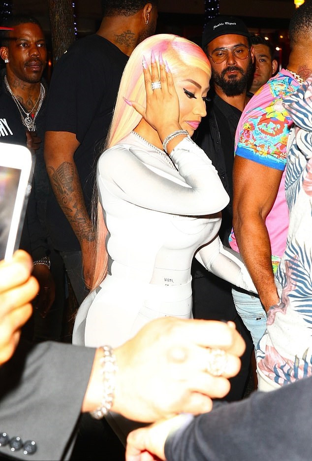  Nicki Minaj goes clubbing with her husband (Photos)