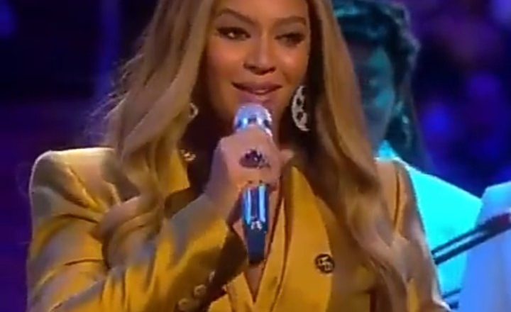 Beyonce delivers emotional rendition of "XO" and "Halo" at Kobe Bryant and Gigi's farewell ceremony