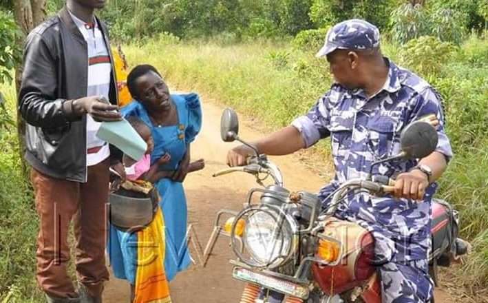Woman Pleads with Police Officers Not to Confiscate Motorcycle Carrying Her and Sick Child to Hospital During COVID-19 Lockdown (Photos)