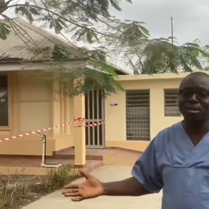 The Reason Chief Medical Doctor and Others Don’t Wear Masks Around the Ward Treating the Italian Man with Coronavirus (Video)