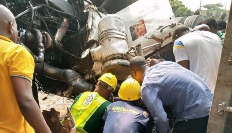 <html>
  Tragic Incident in Lagos: Woman Fatally Injured by Container-Laden Truck
