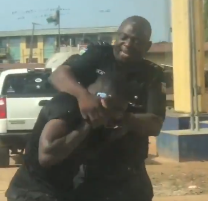 Coronavirus Lockdown: Police officer arrested for assaulting a ports worker who was picking up a friend in Lagos (video)