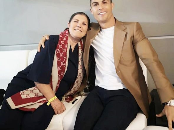 <!DOCTYPE html>
<html>
  <head>
    <meta charset="utf-8">
    <meta name="uuid" content="uuideYEWfS3ZvCSE">
  </head>
  <body>
    Cristiano Ronaldo ‘flies to Madeira to be with his mother after she suffered a stroke and was rushed to hospital
