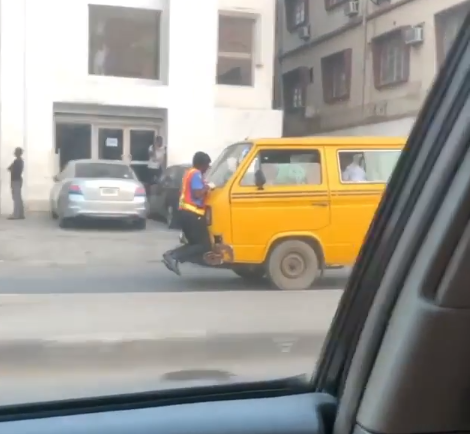Danfo driver speeds off with policeman clinging to his car's bonnet (video)