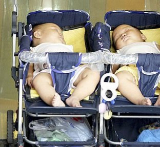 Father shocked to discover one of newborn twins isn’t genetically related to him