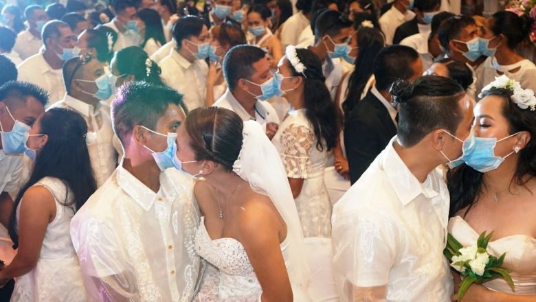 Mass Wedding in the Philippines: 220 Couple Wear Face Masks as They Kiss