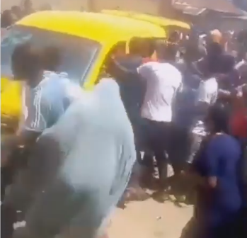 Hungry Nigerians attack bus conveying bread, truck carrying bags of rice (videos)