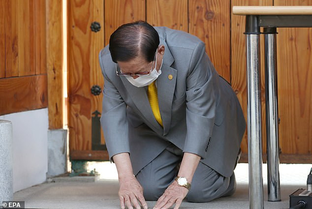 Leader of the South Korean ‘cult’ accused of spreading coronavirus in South Korea begs for forgiveness on his knees (Photos)
