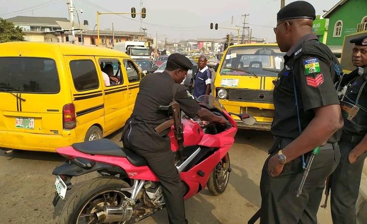 Man narrates how Lagos residents embarrassed policemen who wanted to impound his power bike