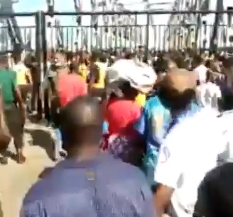 Many stranded as Anambra government mounts a giant gate at its section of the River Niger Bridge (video)