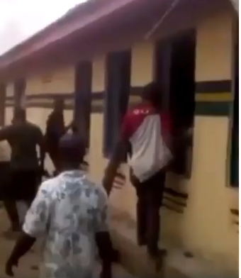 Moment Ohafia youths released prisoners before setting DPO's residence and police station on fire over killing of young man (video)