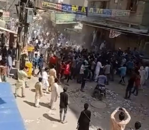 Clash between Muslims and police in Pakistan outside a mosque attempting to enforce Coronavirus lockdown during Friday prayers (video)
