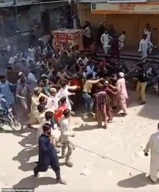 Muslims in Pakistan clash with police outside a mosque as they try to enforce Coronavirus lockdown during Friday prayers (video)