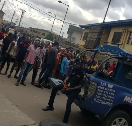 Naira Marley's fans defy lockdown, storm court to show support to him (photos)