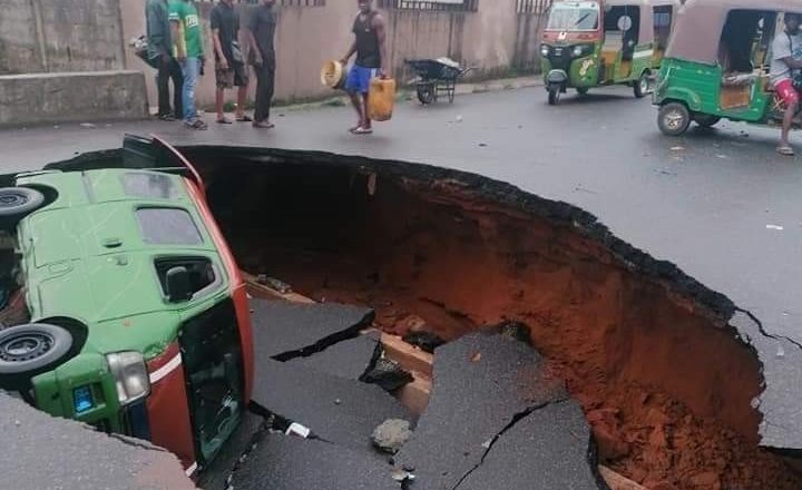 Sinkhole appears in the middle of a road in Ogbor Hill, Aba, following heavy downpour (photos/video)