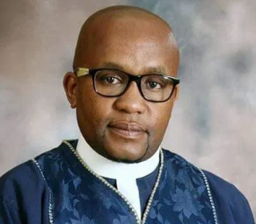 South African pastor slumps and dies while preaching in his church (video)