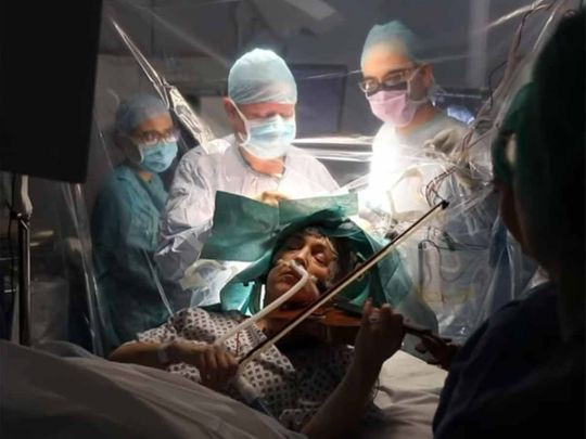 Experience the Moment an Orchestra Violinist Played the Violin During Brain Surgery (Photos/Video)