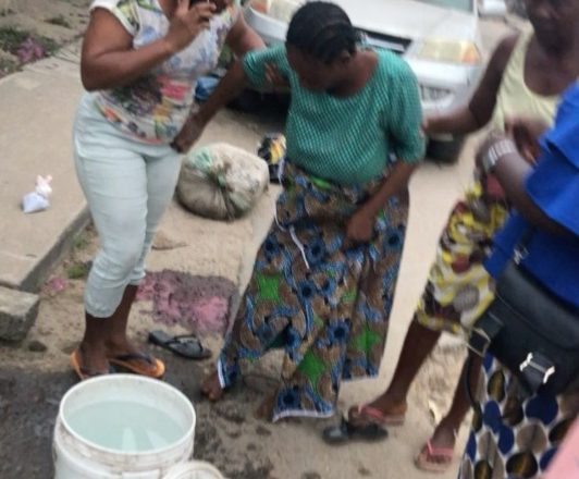 Woman gives birth to a baby girl in the middle of the road in Egbeda (video)