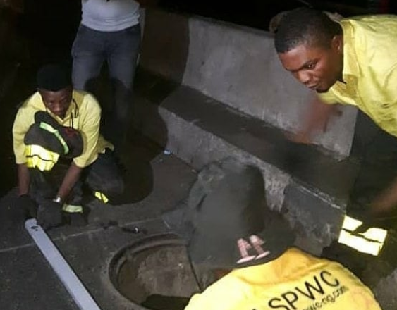 Work begins on the open manhole on Idumota bridge after Dare Art Alade drew the attention of the government to it