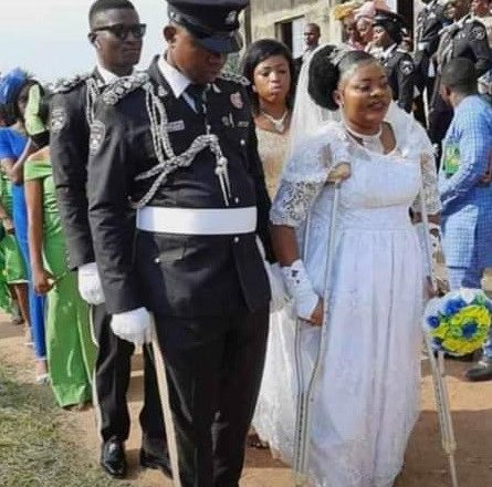 “God blessed me with my dream husband despite the situation” – Nigerian woman walks down the aisle on crutches one year and 2 months after she survived fatal accident that claimed 27 lives