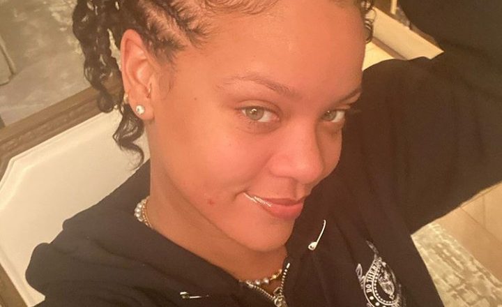 Rihanna’s First Selfie of the Year Reveals a Fresh-Faced Teenager Look