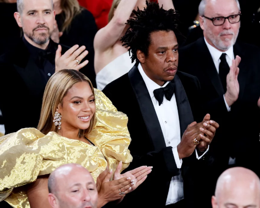 Moment people stopped to stare as Beyonce and Jay-Z made an entrance to the Golden Globes (video)