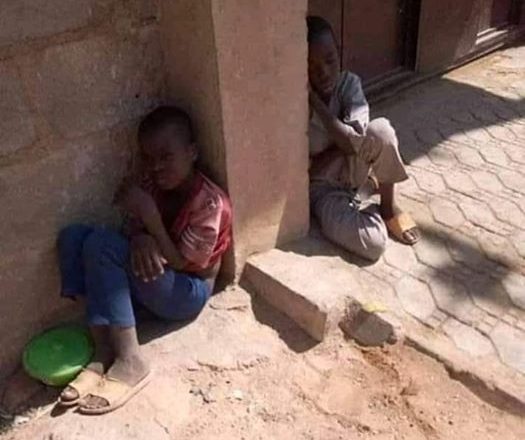 Heartbreaking Image of Two Almajiri Children Braving the Cold While Sleeping on the Streets