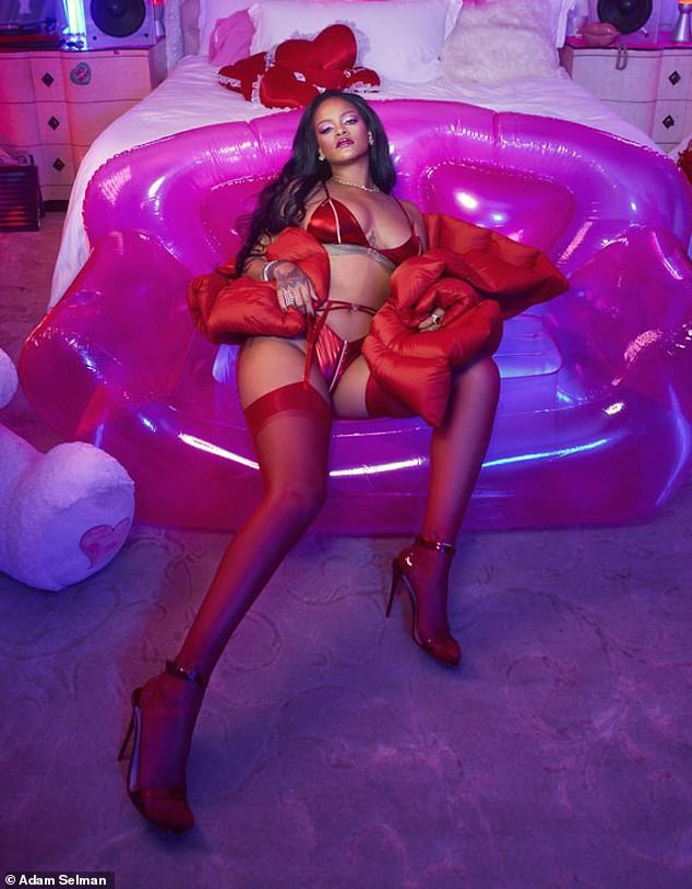  Rihanna flaunts her sexy figure in red lingerie (Photos)
