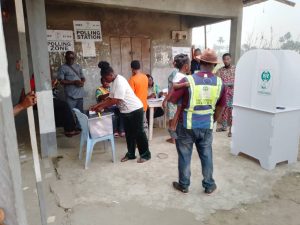 Voters casting their ballot. Photo Credit: Daniels Igoni