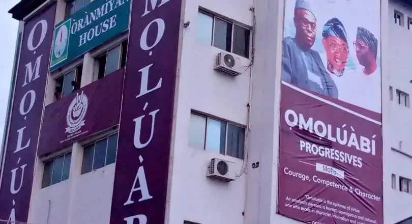 Rauf Aregbesola’s Campaign Office Undergoes Transformation, APC Logos Removed