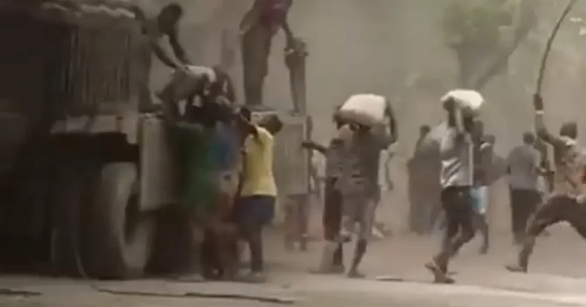 Incident in Benue State: Youths Caught on Camera Looting Cement Truck Engulfed by Fire