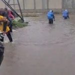 Man charges N200 to ferry people through floodwaters in Lagos