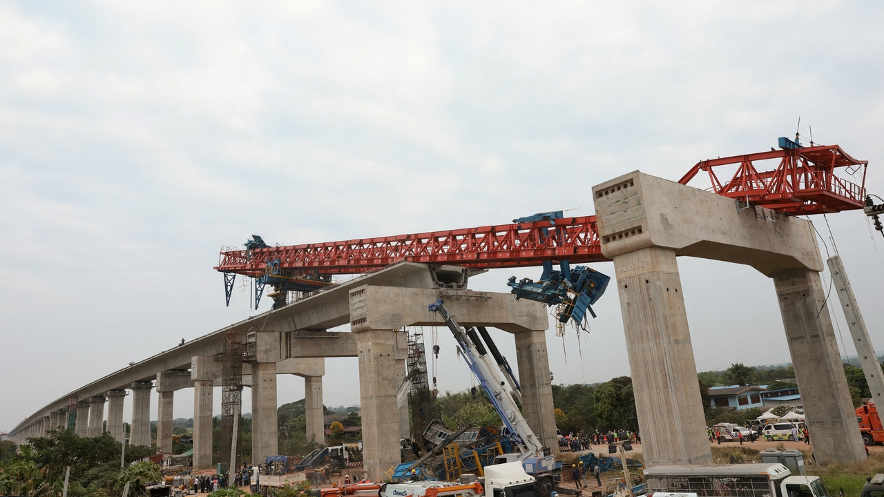 Tragedy in Thailand after a crane falls on a train: 34 dead and more than 60 injured