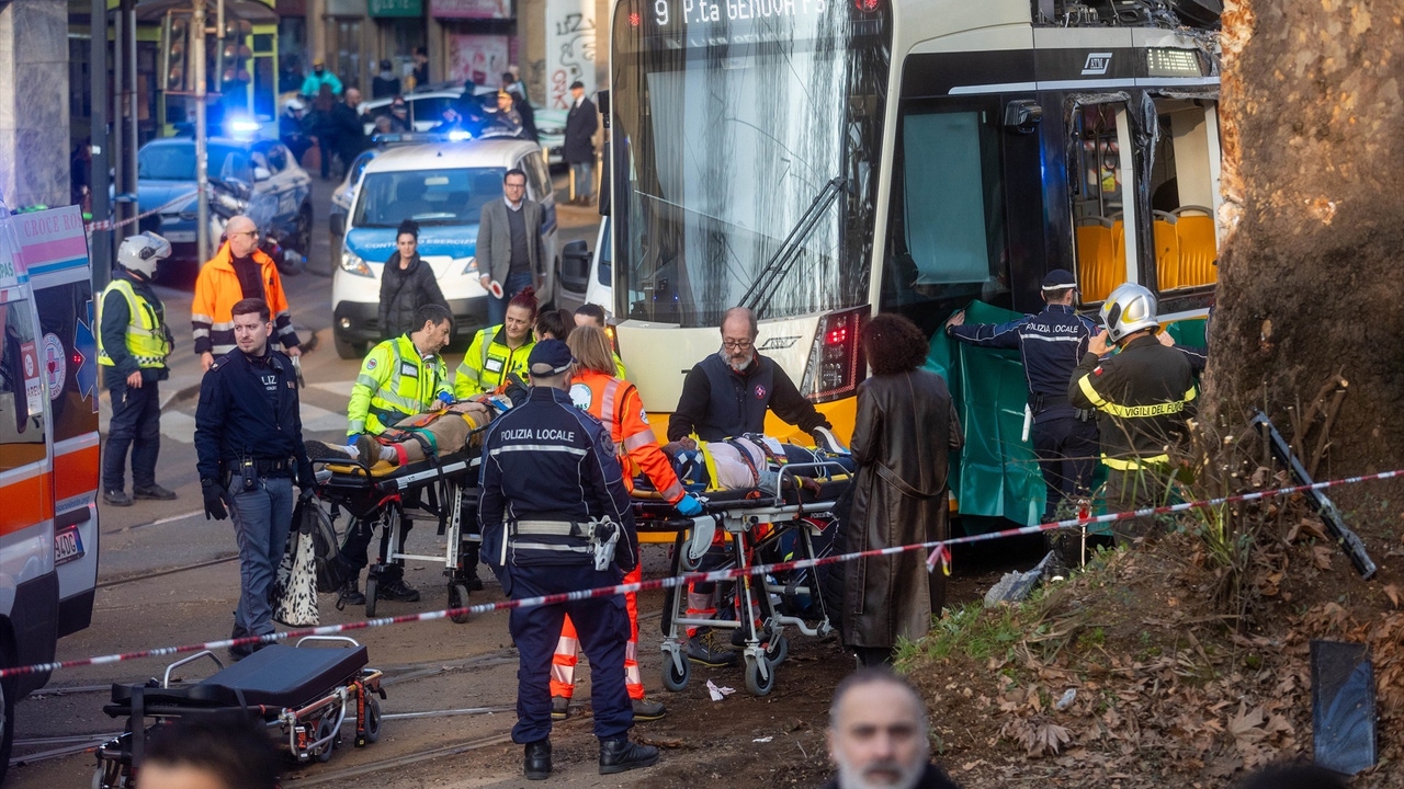 At least one dead and dozens injured in the derailment of a tram in Milan