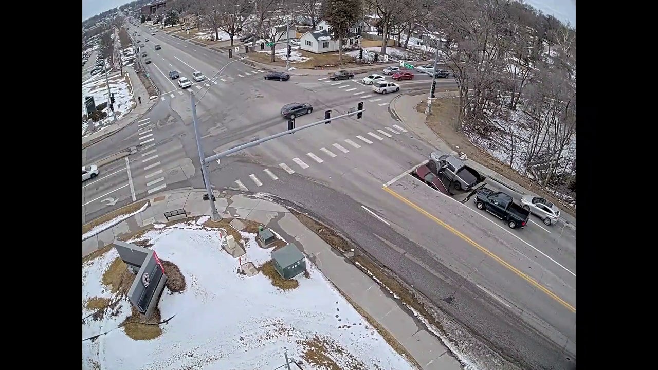 The video of the moment when a huge sinkhole suddenly opens in Nebraska and swallows two cars