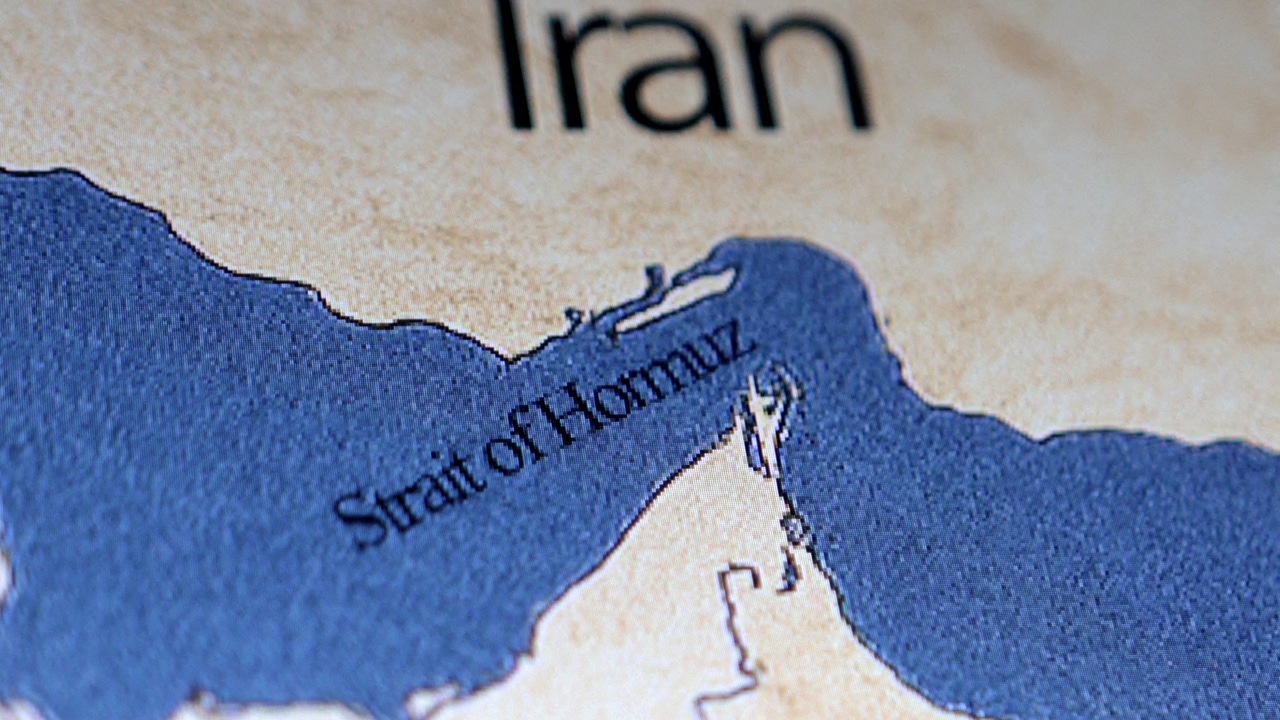 Maps of the Strait of Hormuz that explain the importance of Iran in the oil industry