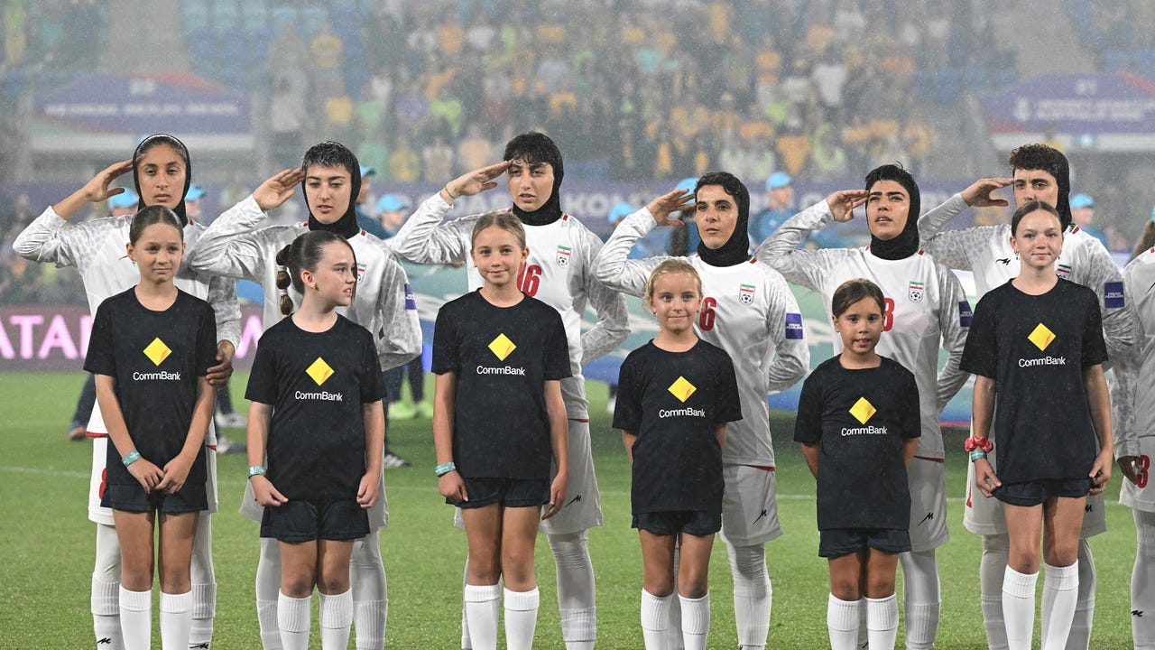 Five Iranian soccer players ask for asylum in Australia after playing there and Trump intercedes: "A terrible humanitarian mistake"