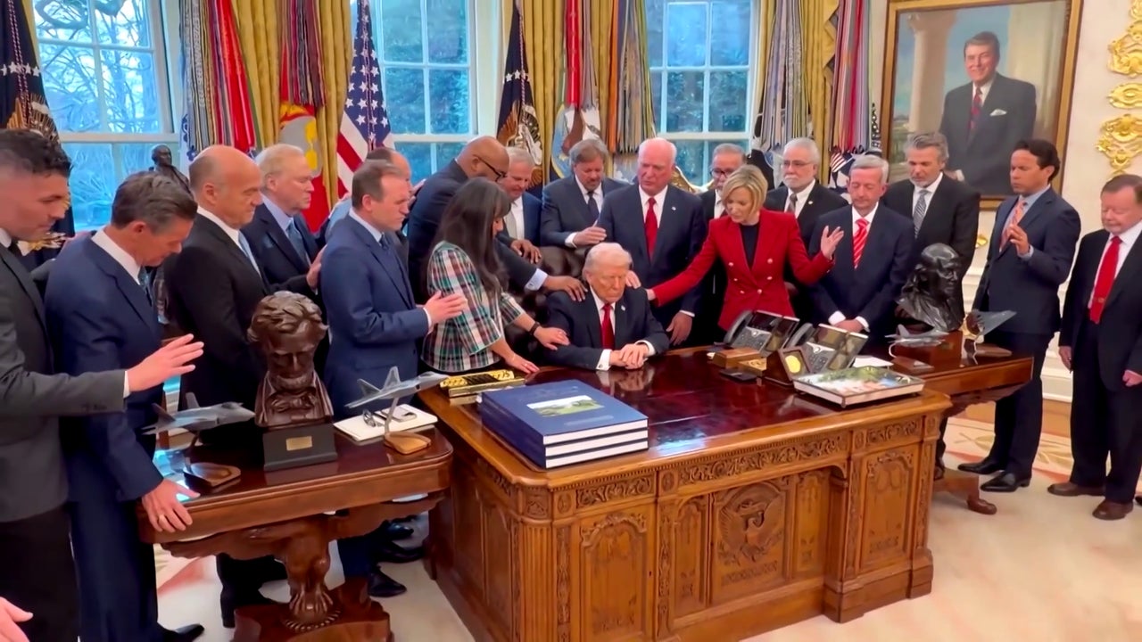 The joint prayer of a group of pastors in the Oval Office with Trump: "Give strength to our president to lead the country"