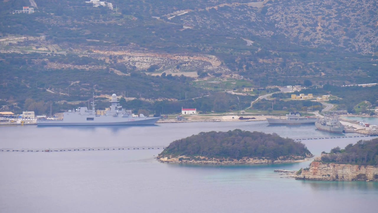 The video that shows how the Spanish frigate docks in Crete on the way to the protection mission to Cyprus