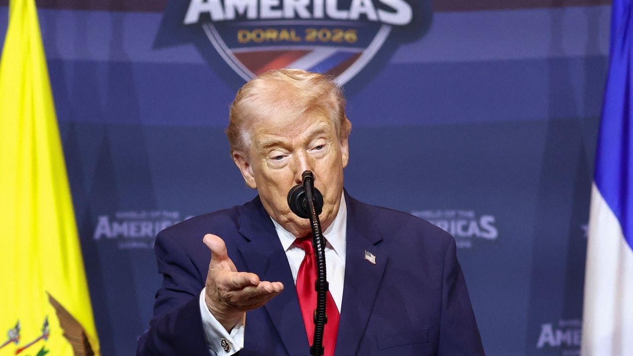 Trump says Cuba is "in his last moments of life"although it is negotiating with Havana