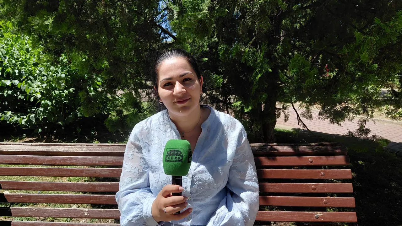 The Afghan journalist refugee in Spain, Khadija Amin, denounces that her children are being manipulated to turn them into “little Taliban”