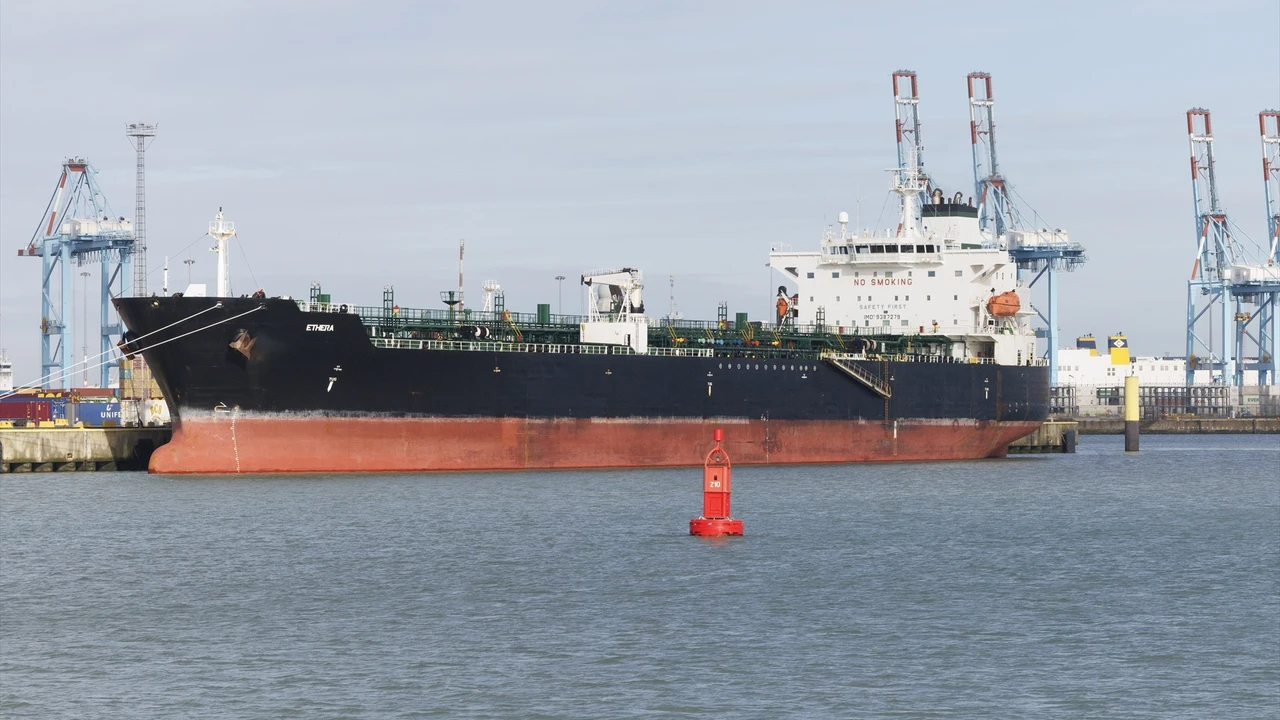 The United Kingdom intercepts for the first time an oil tanker of the alleged "ghost fleet" from Russia