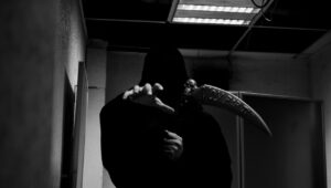 Disguised as Death and with a scythe: a man ends up arrested after spreading fear in a hospital in Wales